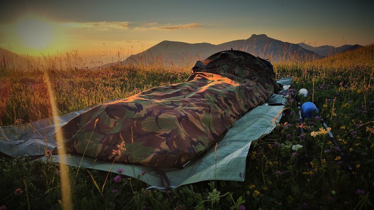 un bivy de bikepacking avec couche de soleil au milieu de la nature