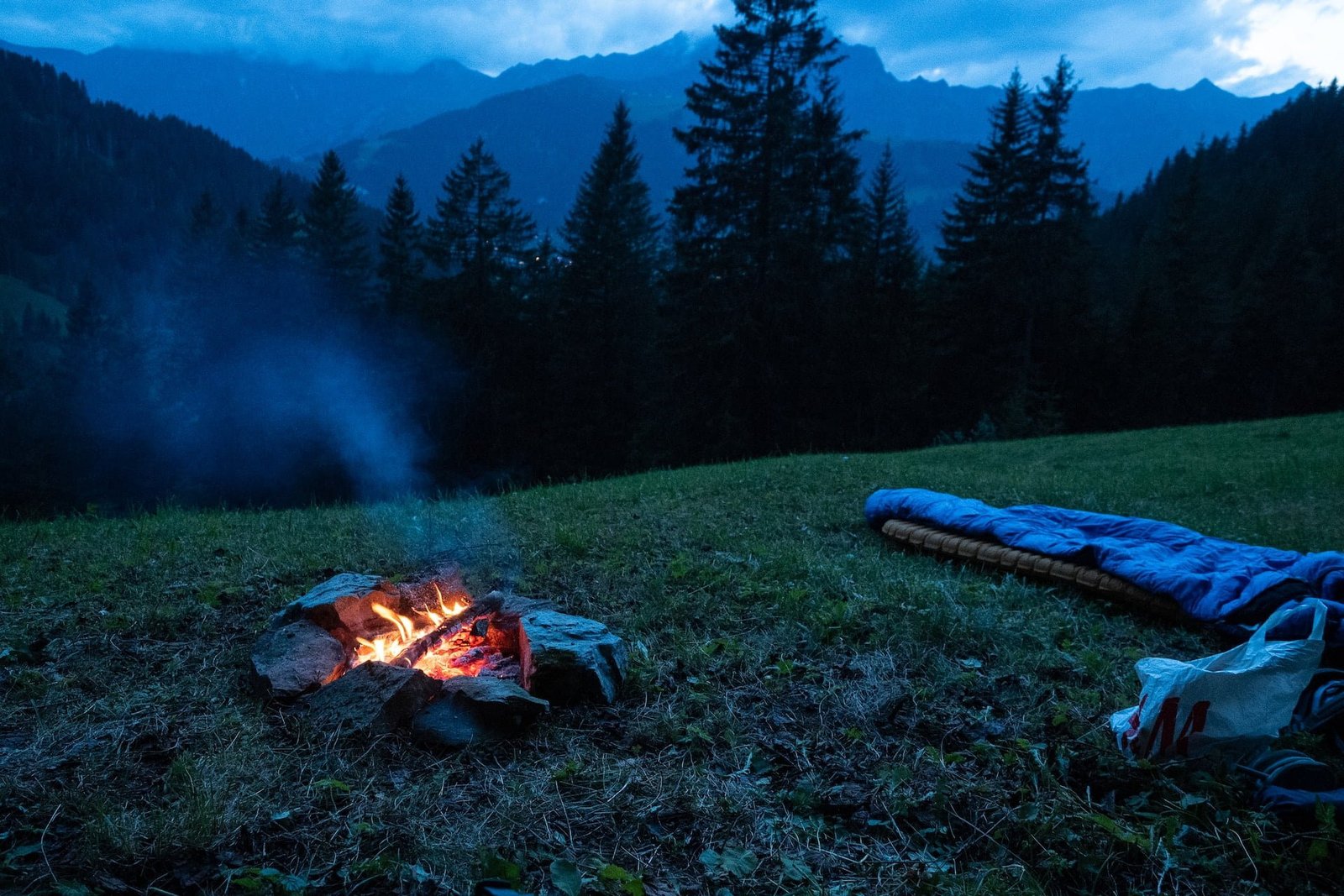 bivi sur un campement de bivouac avec feu de camp et vue sur les montagnes