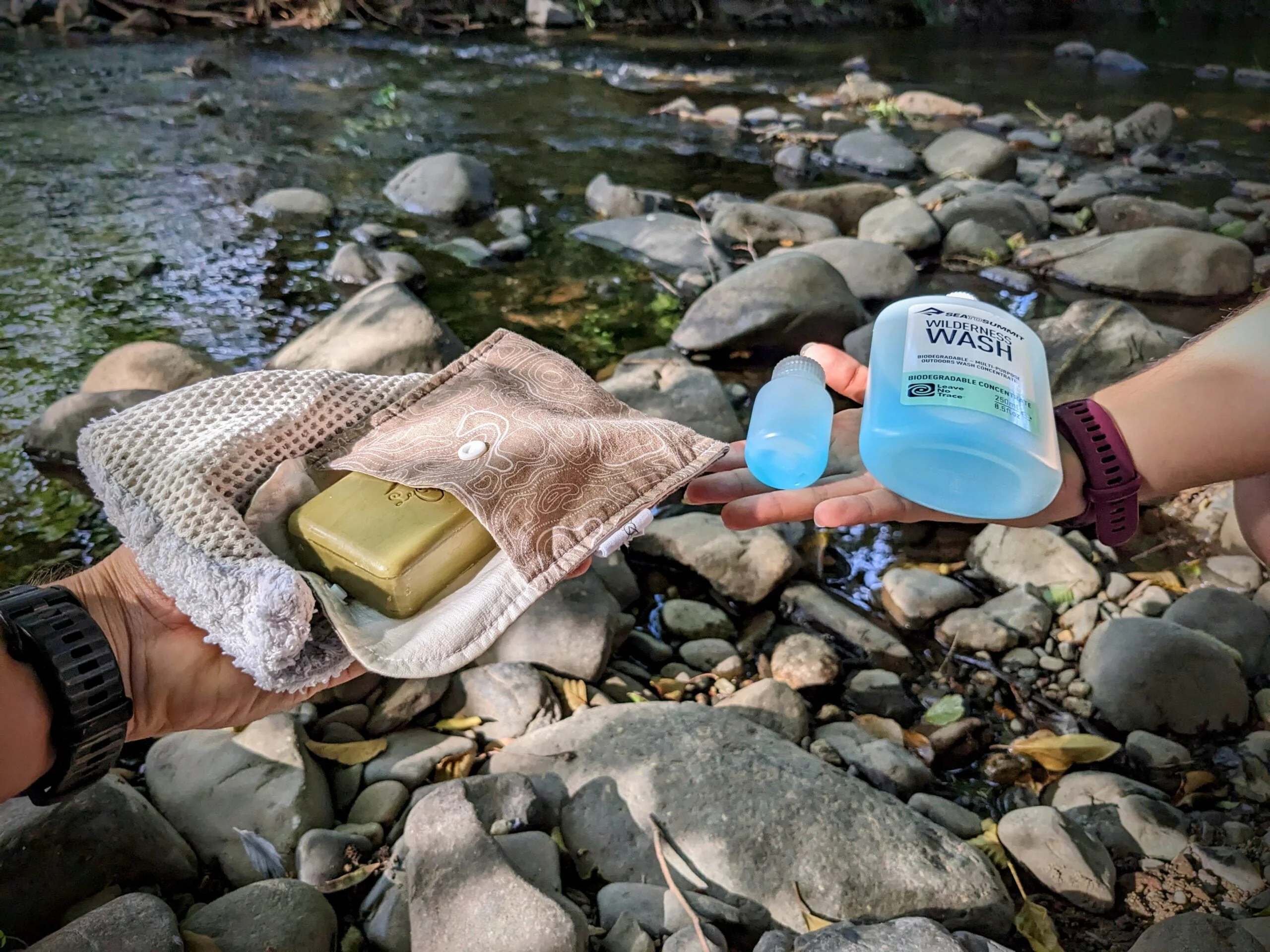 Savon solide vs savon liquide en bikepacking 