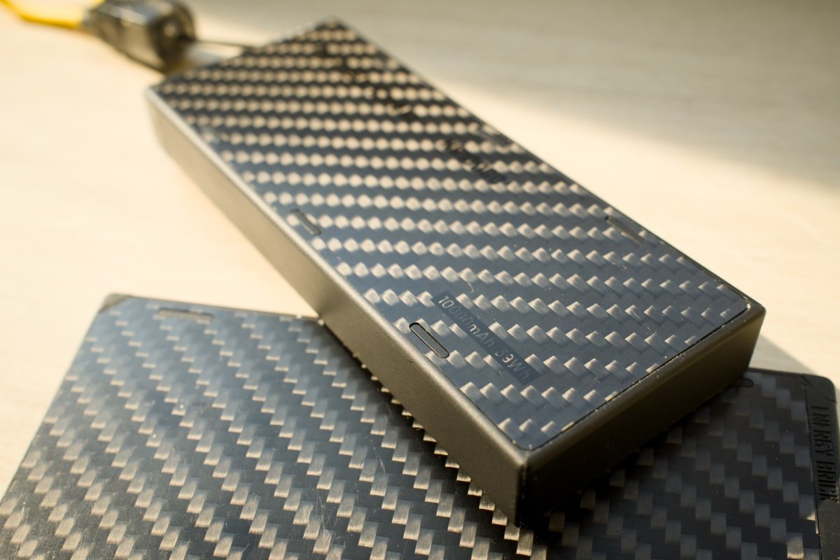 Capacité 10000 mAh de la batterie externe Nitecore NB10000 avec finition en carbone