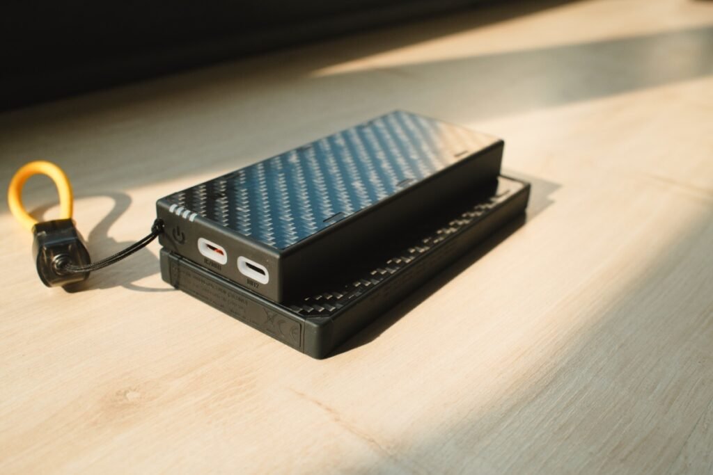 Comparaison du format entre la Nitecore NB10000 Gen 3 et Gen 4 montrant les différences de dimensions