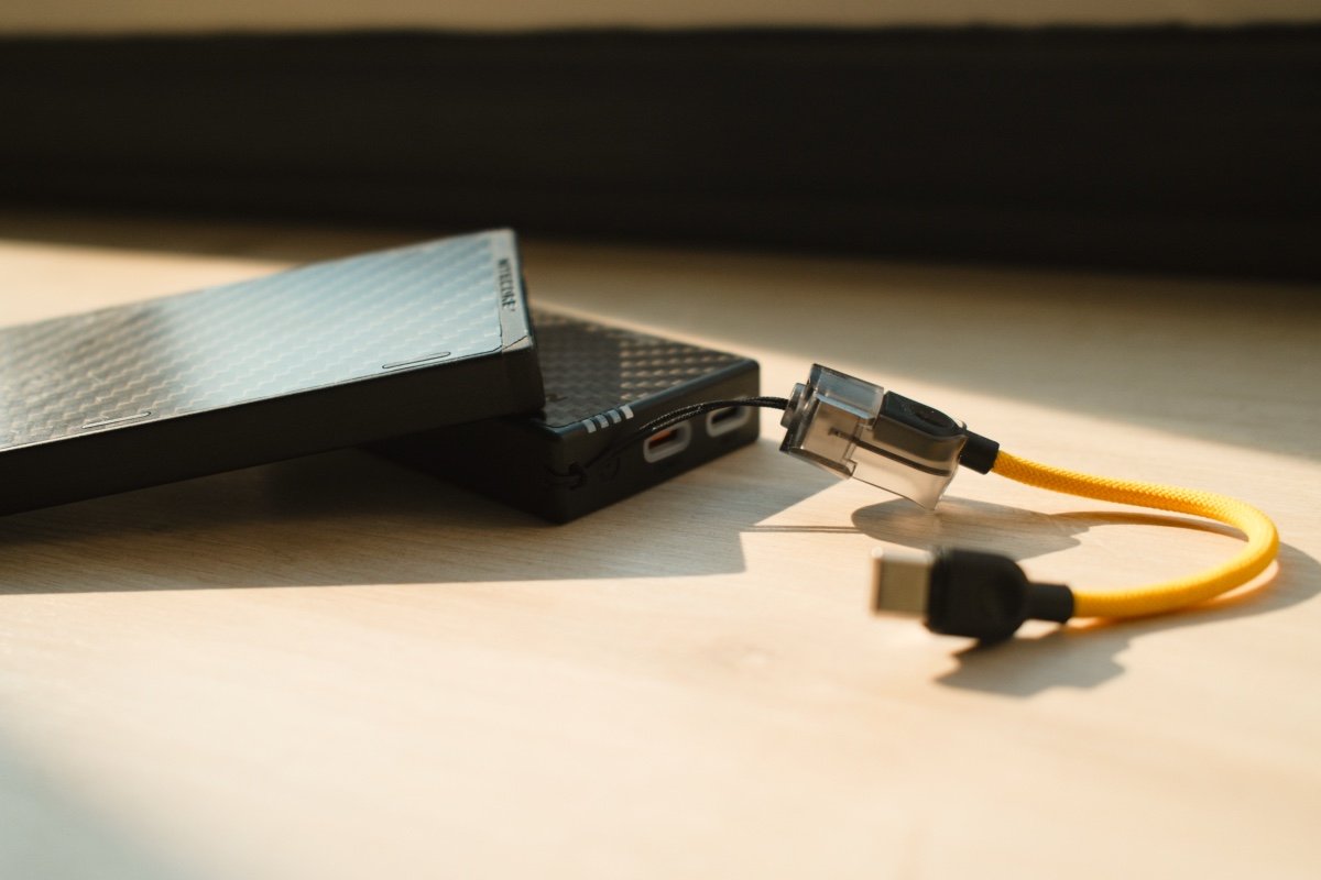 Câble USB-C intégré de la Nitecore NB10000 Gen 4 utilisé comme dragonne pour ne pas le perdre