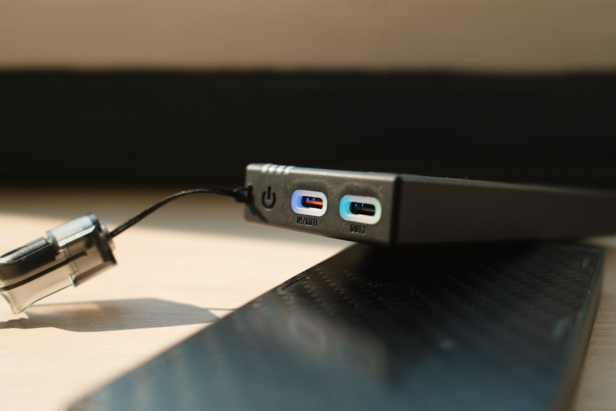 Ports USB-C de la Nitecore NB10000 Gen 4 avec éclairage LED RGB indiquant l’état de charge