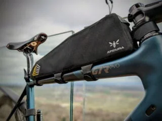 sacoche top tube bikepacking apidura