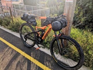 VTT électrique bikepacking sacoche voyage vélo