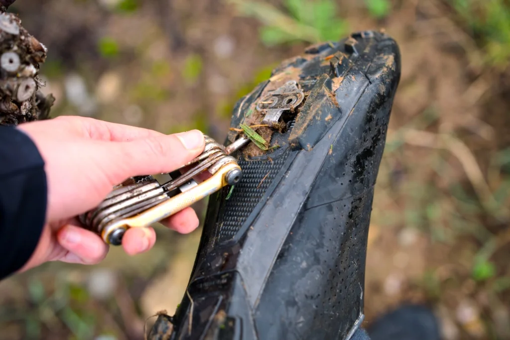 le tournevis plat sur un multi-outil velo permet d'enelever de la terre sous les chaussures