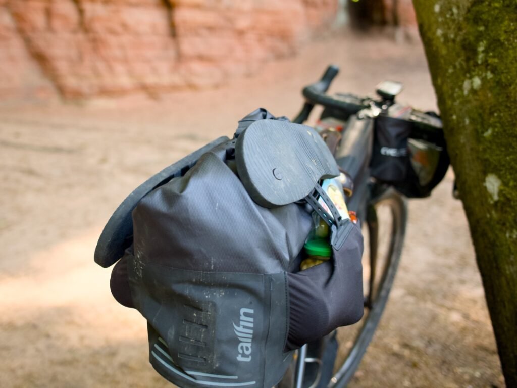 fixation lumière arrière sur sacoche Tailfin CargoPack en bikepacking