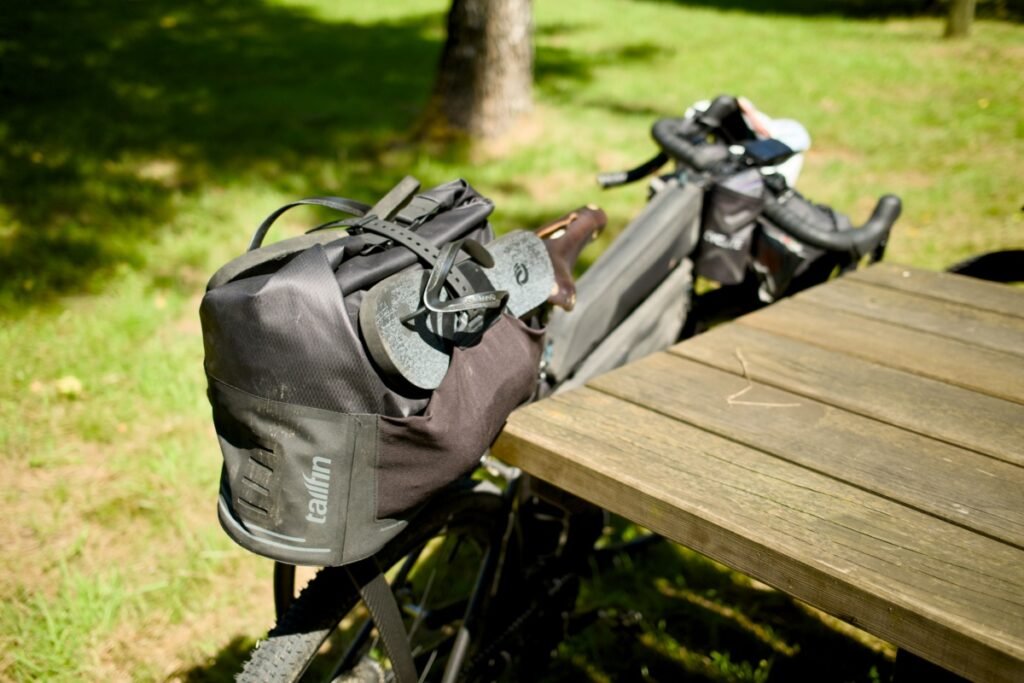 poches de rangement sur sacoche Tailfin CargoPack en bikepacking