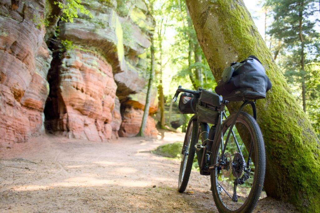sacoche Tailfin CargoPack utilisée comme garde-boue en bikepacking