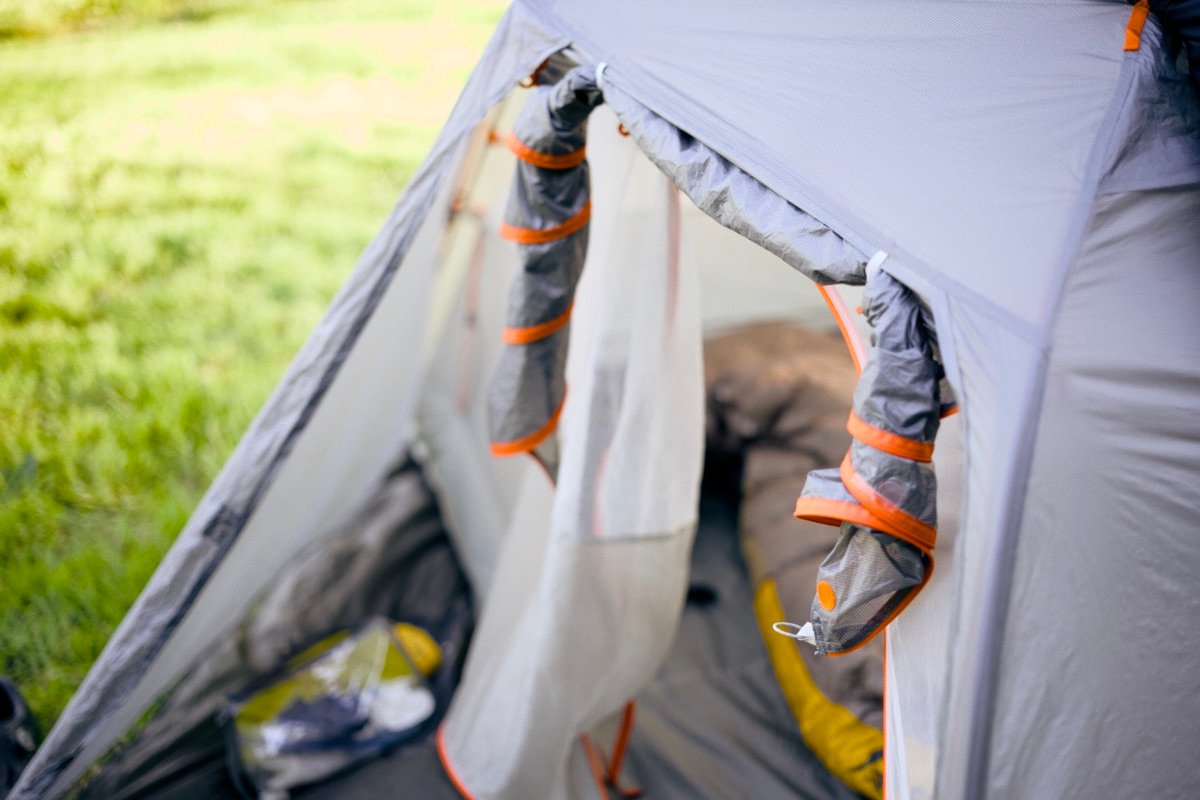 tente pour bikepacking nuit au camping au bord d'un lac en Alsace