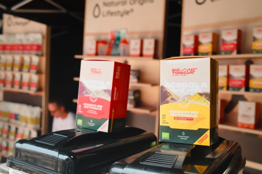 Test des boissons, gels et barres 100 % naturels de Natural Origins 7 Boîtes BioTonic Natural Origins, boisson isotonique bio : Acérola Ginseng menthe framboise et Caf' Acérola Café vert citron