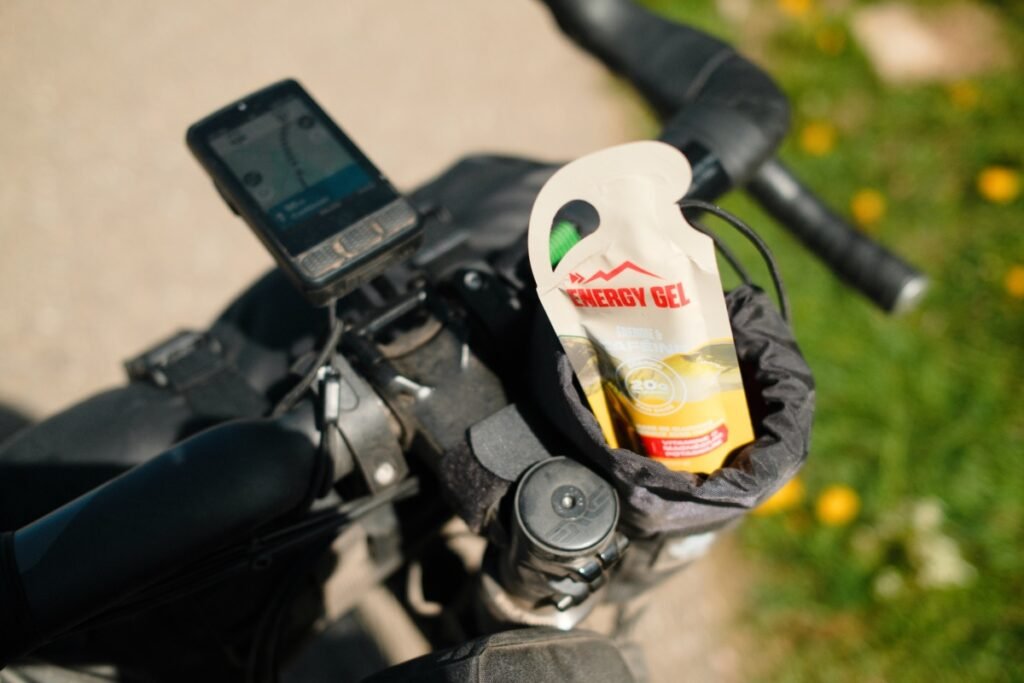 Test des boissons, gels et barres 100 % naturels de Natural Origins 22 Gel énergétique naturel rangé dans une sacoche de guidon sur un vélo gravel en sortie
