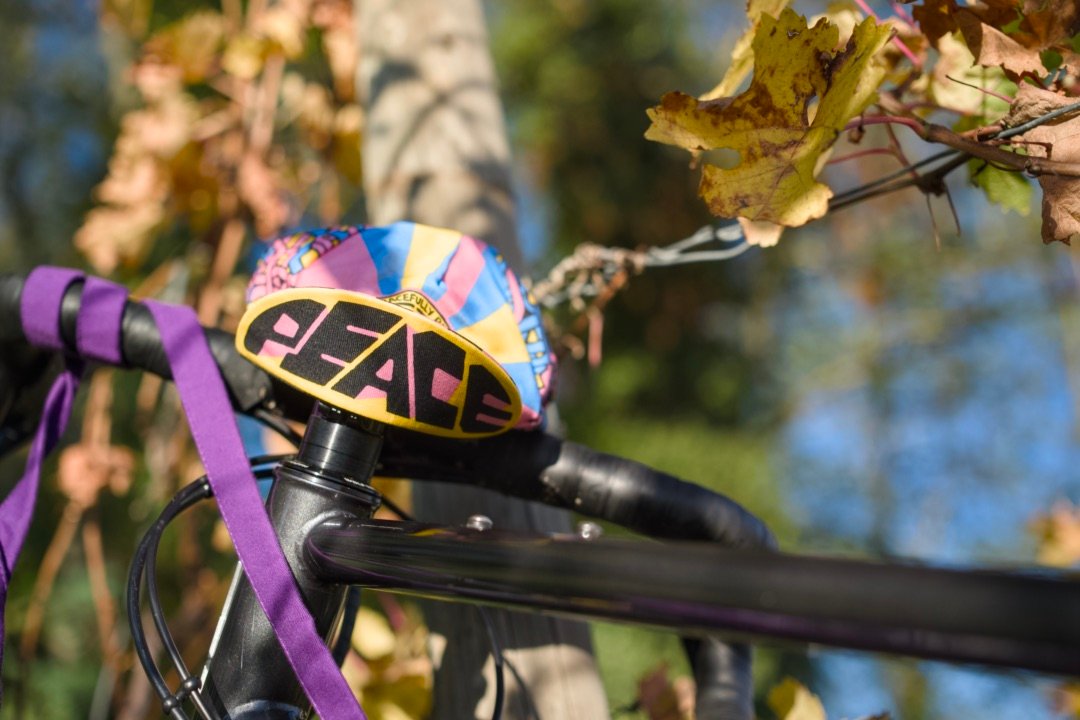  casquette velo coloree peace and love