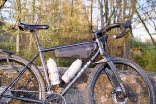 sacoche cyclite en test sur un velo de gravel