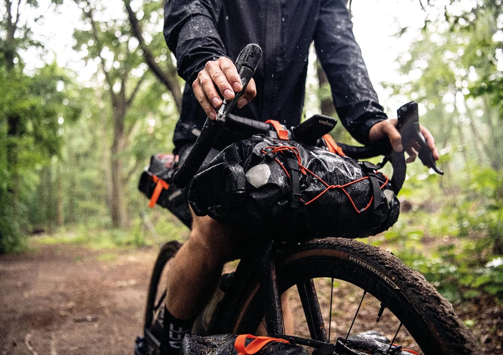 Vélo de gravel sous la pluie équipé de sacoches Ortlieb en configuration bikepacking
