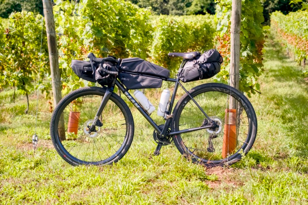 Quel gravel pour bikepacking ? 7 Gravel de bikepacking chargé, illustrant une géométrie confortable pour l'aventure