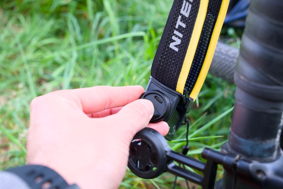 Test & Avis Nitecore HC65 UHE : La lampe frontale ultime pour le bikepacking ? 7 Recharge de la lampe frontale Nitecore HC65 UHE via port USB-C, idéale pour le bikepacking avec batterie externe