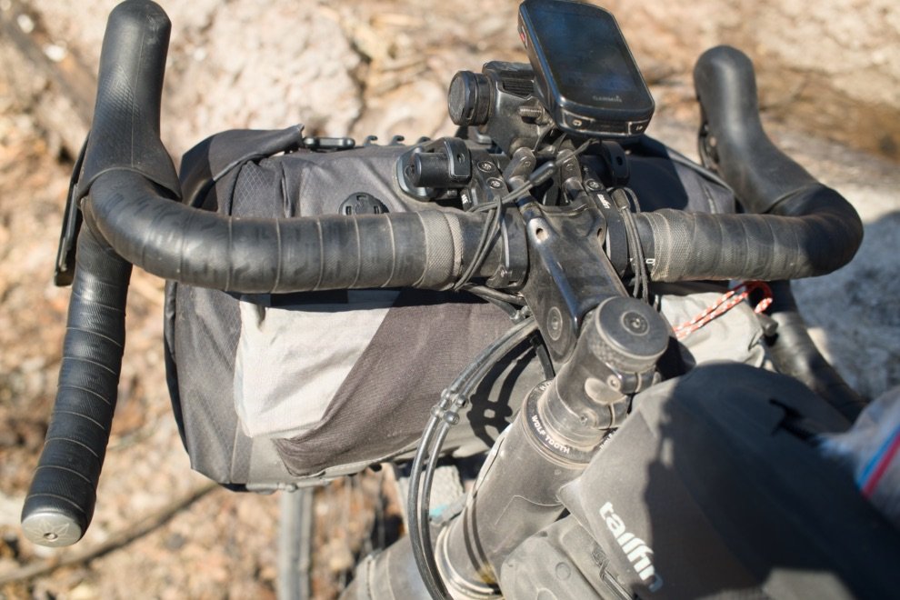 Test de la Tailfin Bar Bag : la sacoche de guidon ultime en bikepacking ? 6 Vue arrière de la sacoche Tailfin Bar Bag avec poche pour arceaux de tente