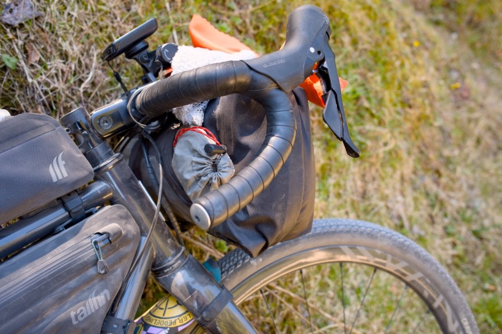 Test de la Tailfin Bar Bag : la sacoche de guidon ultime en bikepacking ? 11 Utilisation de la sacoche Tailfin Bar Bag pour faire sécher une serviette pendant une sortie bikepacking