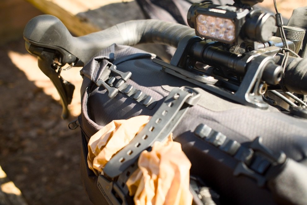 Test de la Tailfin Bar Bag : la sacoche de guidon ultime en bikepacking ? 8 Fermeture à boucles crantées de la sacoche de guidon Tailfin Bar Bag sur un vélo gravel