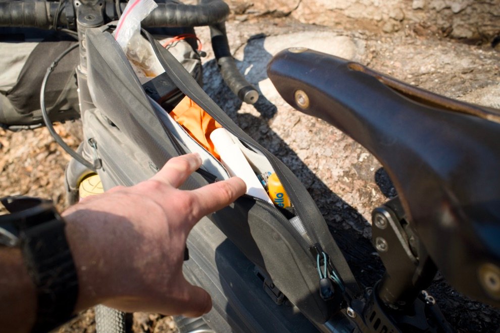 Top 5 des meilleures sporks pour le bivouac et le bikepacking 17 Spork rangée dans une sacoche top tube de vélo en configuration bikepacking
