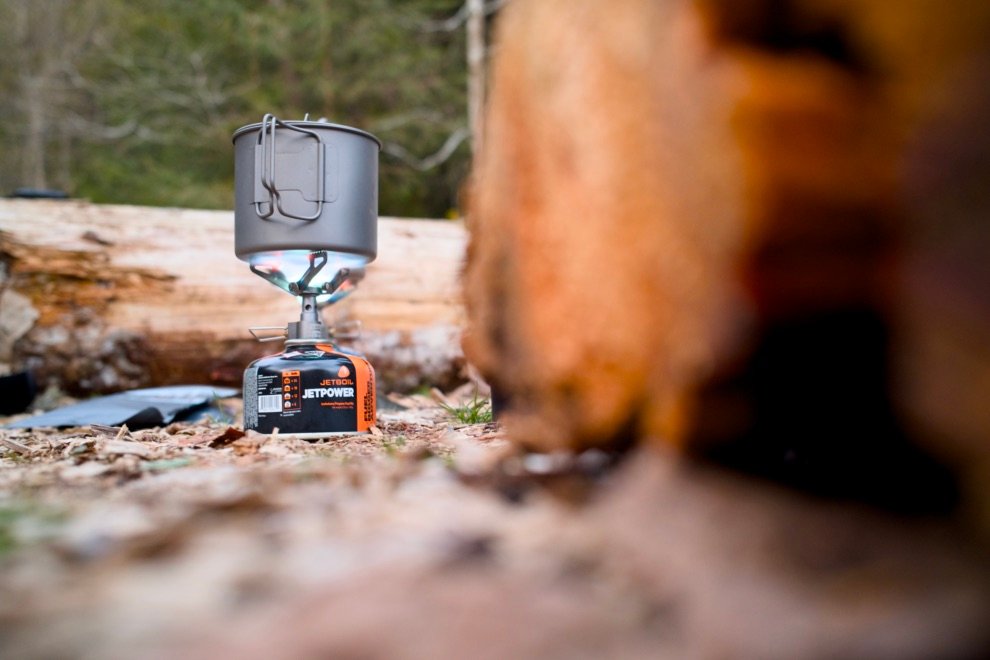 Les meilleurs réchauds pour le bivouac 18 Réchaud à gaz cartouche Jetboil en fonctionnement avec popote posée dessus, en pleine nature lors d’un bivouac
