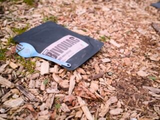 Top 5 des meilleures sporks pour le bivouac et le bikepacking 2 Spork en titane posée sur un sachet de plat lyophilisé pendant un repas en bivouac