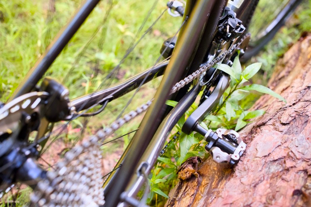 Quel gravel pour bikepacking ? 8 Transmission d'un vélo gravel adaptée au bikepacking, vue sur la chaîne et le pédalier