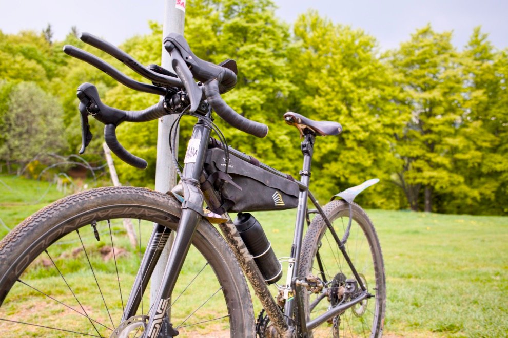 Sacoche de cadre Apidura Frame Pack installée sur un vélo gravel lors d'un test terrain bikepacking