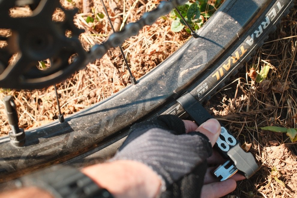 Test du multi-outil vélo DaySaver : Essential8 + Coworking6TL = le combo parfait ? 13 Utilisation du démonte-pneu intégré au multi-outil DaySaver pour retirer un pneu vélo sur le terrain