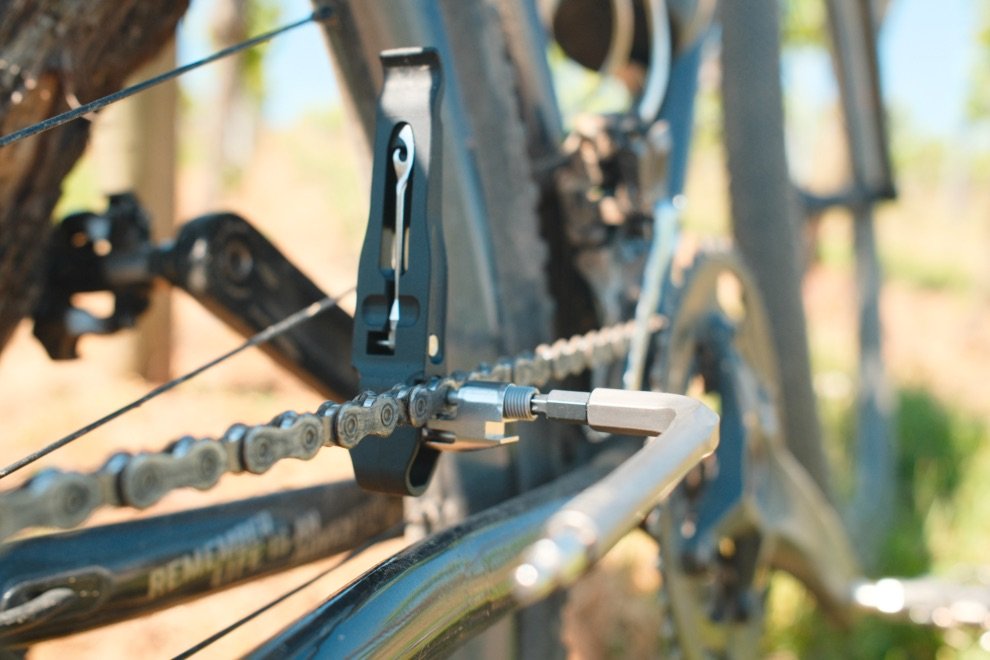 Test du multi-outil vélo DaySaver : Essential8 + Coworking6TL = le combo parfait ? 11 Utilisation du dérive-chaîne du DaySaver Coworking6TL pour réparer une chaîne de vélo en pleine sortie