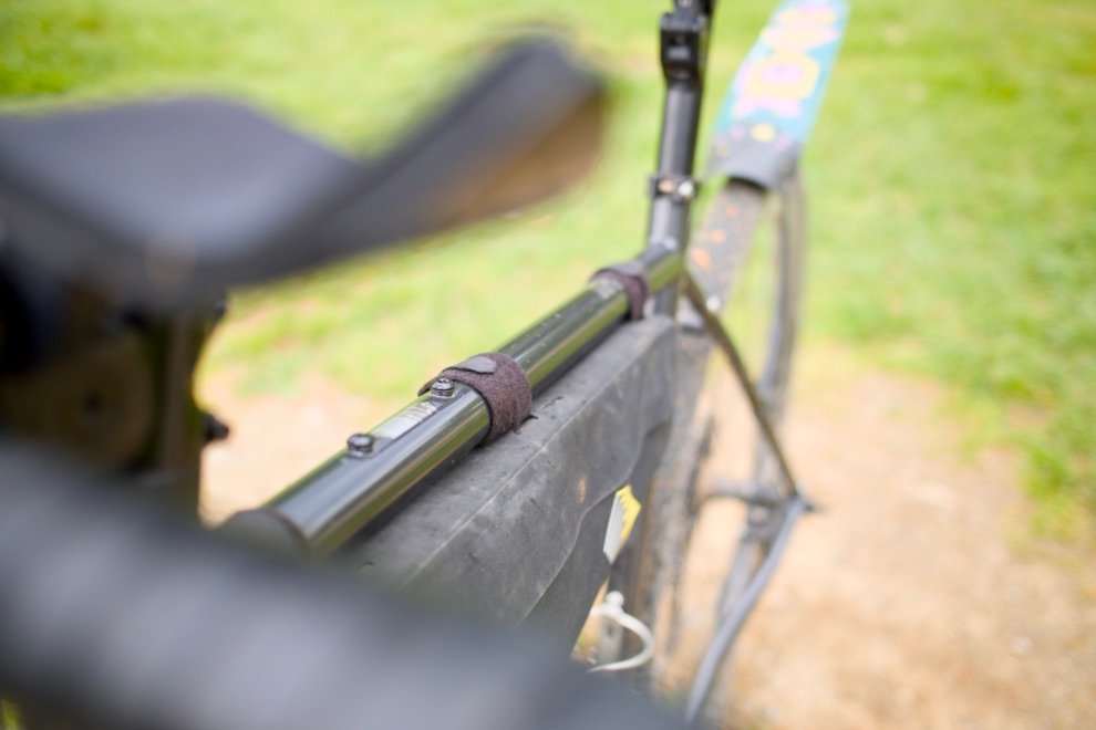 Test complet : Apidura Racing Frame Pack (sacoche de cadre) 10 Système de fixation par sangles de la sacoche de cadre Apidura Racing Frame Pack sur un vélo de gravel