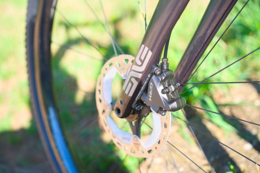 Quel vélo bikepacking choisir en 2025 ? 18 Zoom sur un frein à disque hydraulique Shimano GRX monté sur une fourche carbone ENVE de vélo gravel
