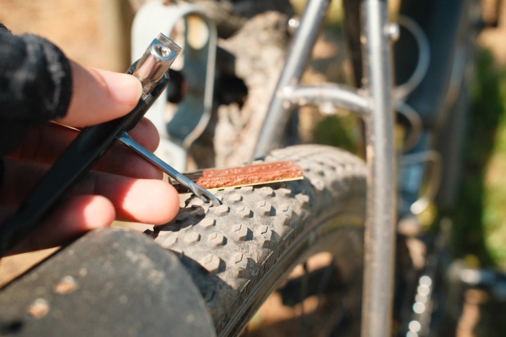Test du multi-outil vélo DaySaver : Essential8 + Coworking6TL = le combo parfait ? 12 Insertion d’une mèche tubeless avec l’outil DaySaver pour réparer un pneu de vélo crevé