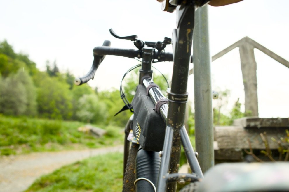 Test complet : Apidura Racing Frame Pack (sacoche de cadre) 7 Présentation de la sacoche de cadre Apidura Racing Frame Pack montée sur un vélo de gravel