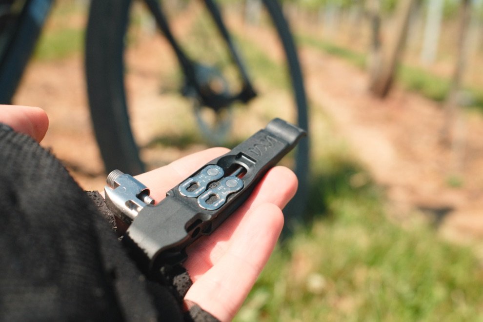 Test du multi-outil vélo DaySaver : Essential8 + Coworking6TL = le combo parfait ? 16 Rangement magnétique des maillons rapides sur le multi-outil DaySaver, pratique pour les réparations de chaîne en sortie