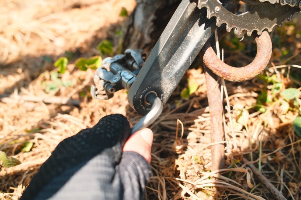 Test du multi-outil vélo DaySaver : Essential8 + Coworking6TL = le combo parfait ? 18 Serrage d’une manivelle de pédalier avec le multi-outil DaySaver pendant une sortie vélo