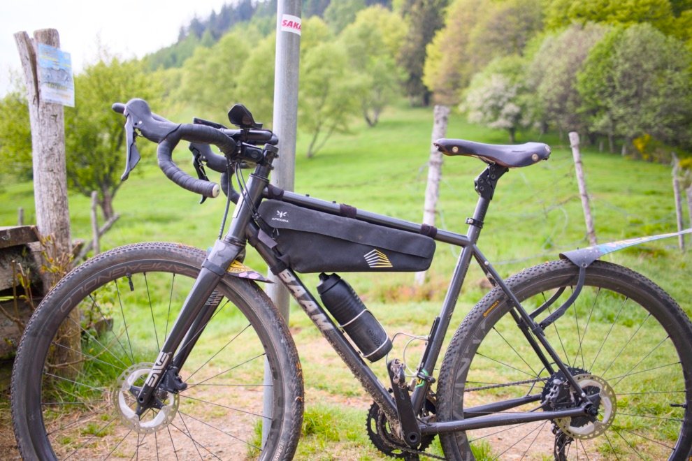 Test complet : Apidura Racing Frame Pack (sacoche de cadre) 8 Sacoche de cadre Apidura Racing Frame Pack 4 litres installée sur un vélo gravel en taille standard