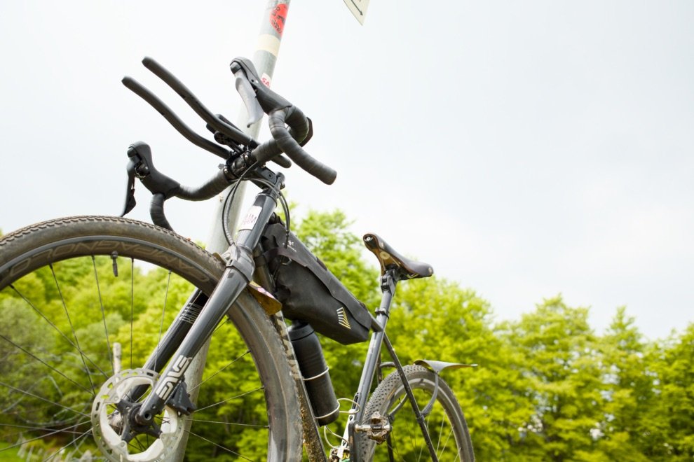 Test complet : Apidura Racing Frame Pack (sacoche de cadre) 12 Test terrain de la sacoche de cadre Apidura Racing Frame Pack sur un vélo gravel en conditions réelles
