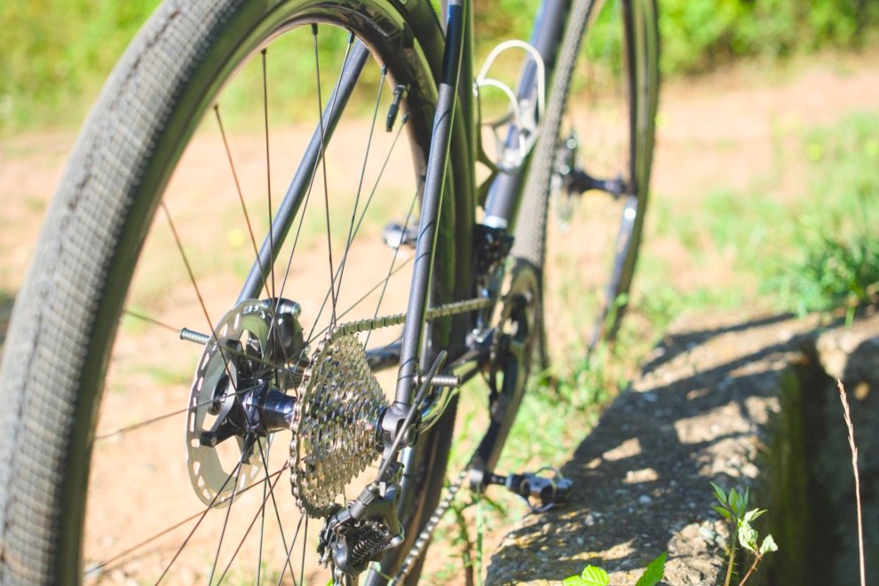 Quel vélo bikepacking choisir en 2025 ? 17 Vue arrière sur une transmission mono plateau avec dérailleur GRX et cassette 11 vitesses pour le bikepacking