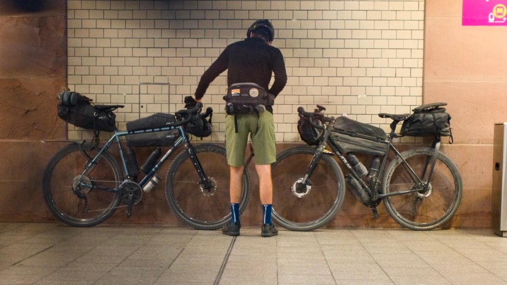 Deux vélos de bikepacking gravel prêts à partir, en gare