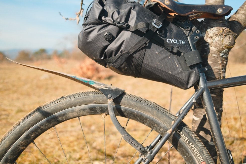 Vue de l’espace entre une sacoche de selle Cyclite et le pneu arrière sur un vélo de gravel