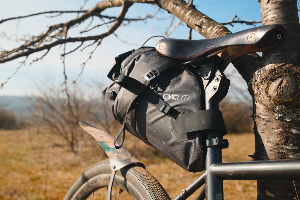 Sacoche de selle Cyclite fixée sous la selle d’un vélo avec un garde-boue monté sur le hauban