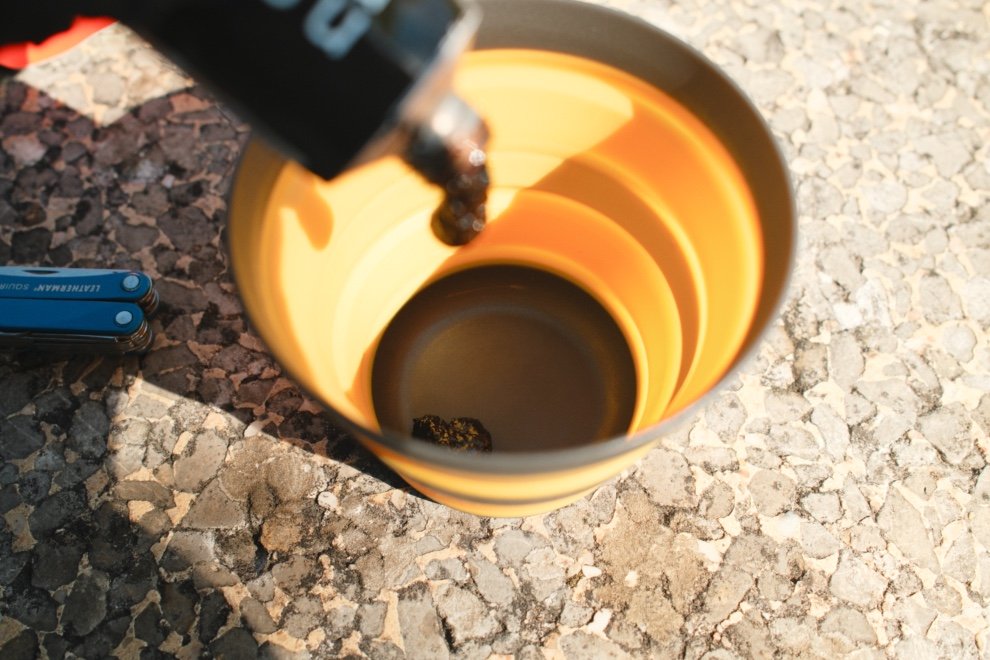 Test No Normal Coffee : Le café pour l’aventure et le bikepacking ? 9 Préparation du café No Normal Coffee dans une tasse pliable avant dégustation en bikepacking
