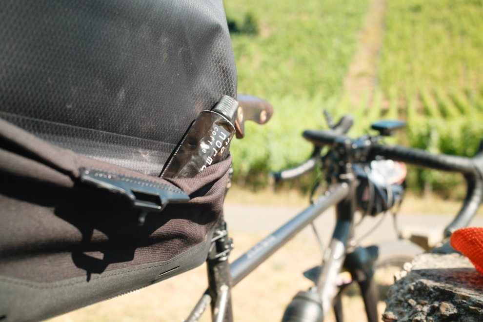 Test No Normal Coffee : Le café pour l’aventure et le bikepacking ? 8 Tube de No Normal Coffee rangé dans une sacoche de cadre de vélo en bikepacking