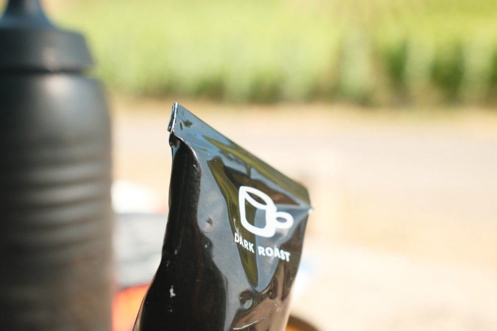 Test No Normal Coffee : Le café pour l’aventure et le bikepacking ? 11 Extrémité repliée du tube No Normal Coffee montrant les bords tranchants en aluminium