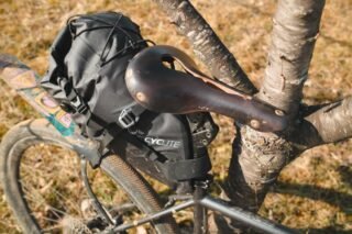 Les meilleures sacoches de selle bikepacking : sélection et conseils 7 Sacoche de selle Cyclite fixée sous une selle Brooks sur un vélo de gravel, vue de dessus