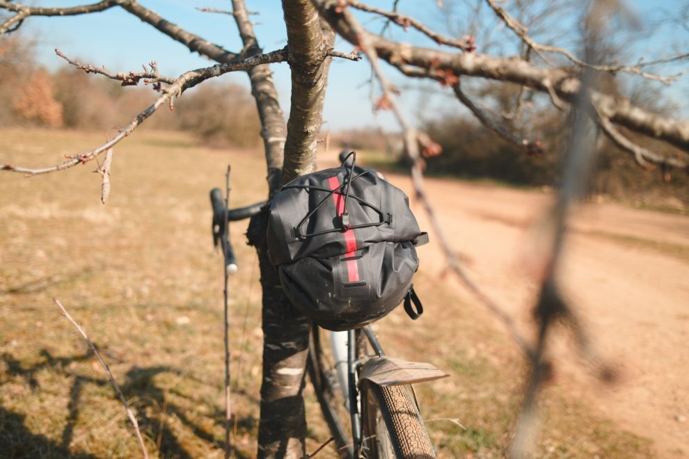 Vue arrière d’une sacoche de selle Cyclite bien remplie, montrant son volume maximal en situation bikepacking
