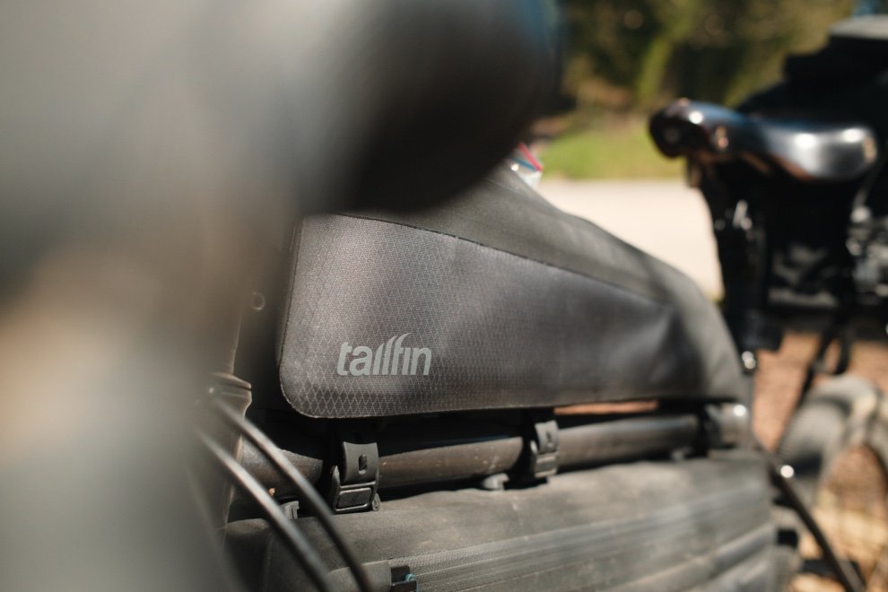 Fixation partagée entre la sacoche de top tube Tailfin et la sacoche de cadre avec une seule sangle TPU