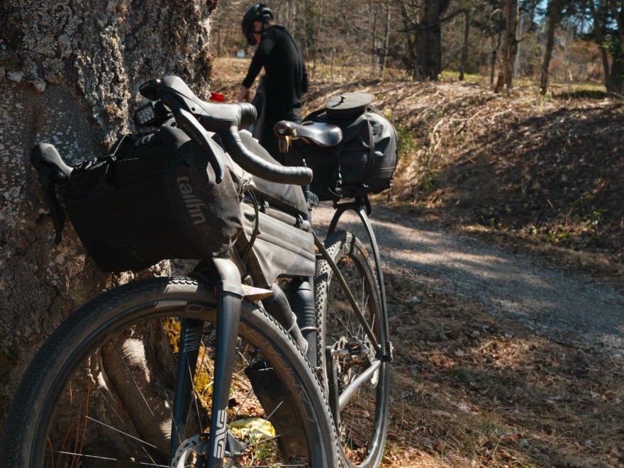 Sacoche Tailfin Long Top Tube Bag installée sans gêner le pédalage ni provoquer de frottements au niveau des genoux